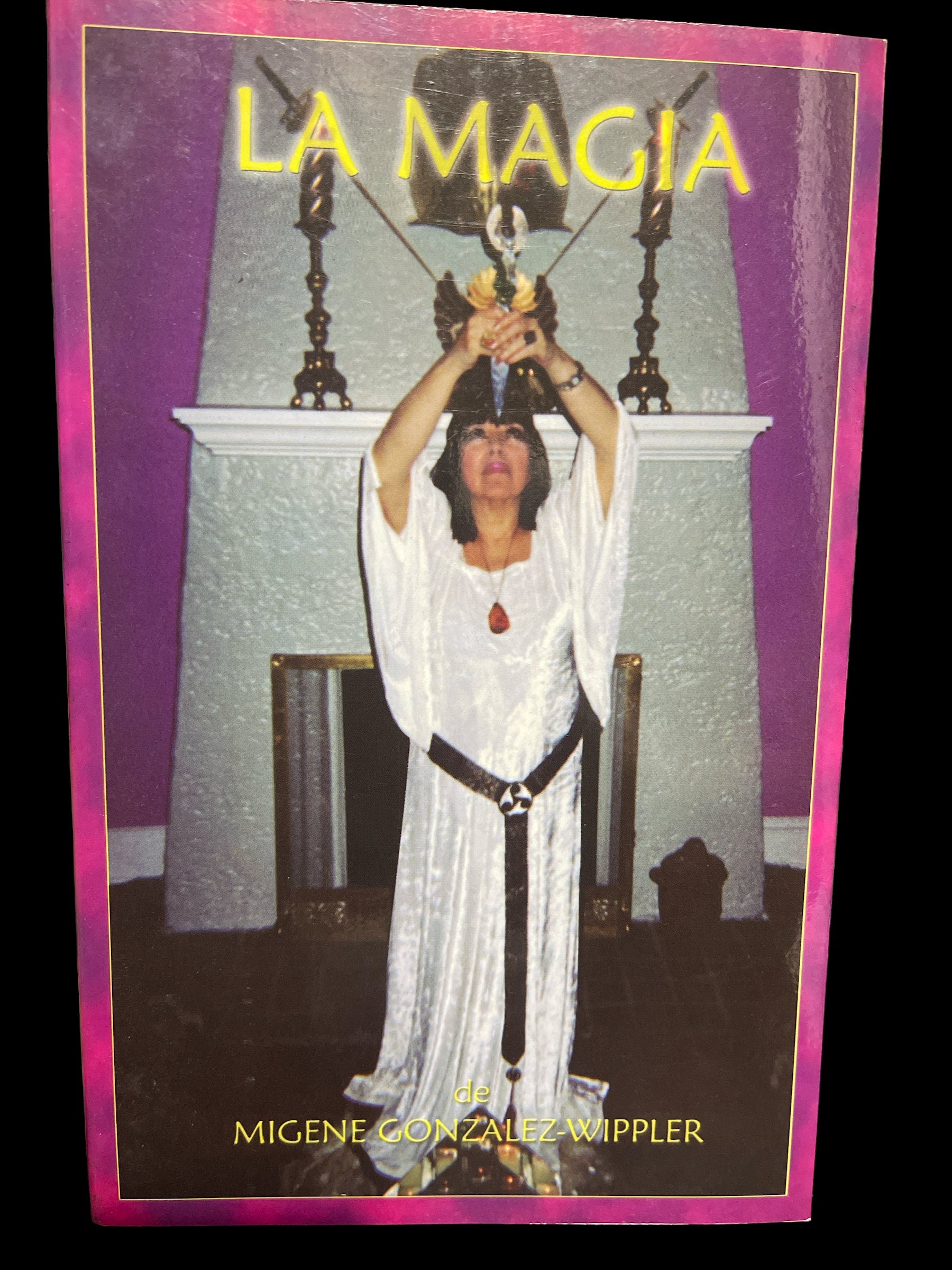 Discover the Secrets of Magic with La Magia by Migene Gonzalez Wippler (Spanish Edition)